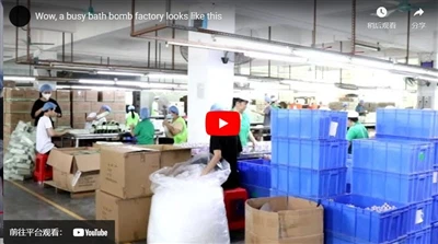 Spremljajte kamero in si oglejte našo živahno delavnico za proizvodnjo kopaln...